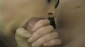 Elle lui met un doigt dans le cul...