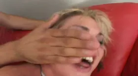 Soumise et docile, elle accepte une double pénétration