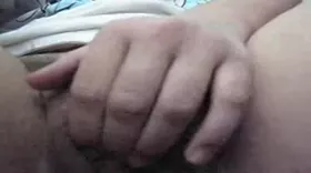 Une fille se caresse le clitoris devant la webcam
