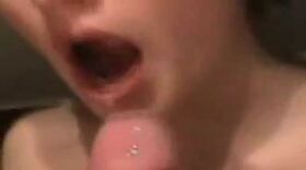 Grosse ejaculation dans la bouche et le nez d'une teen