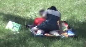 Ils baisent en plein air et se font filmer par un gros voyeur
