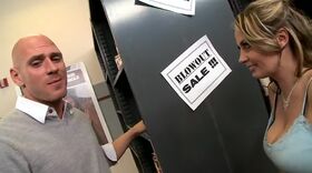 Elle déguste une grosse teub dans un sexshop