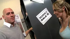 Elle déguste une grosse teub dans un sexshop