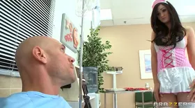 Il supplie son infirmière de baiser avec lui