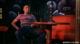 Danseuse brune suce en POV et partout dans la salle