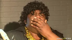 Une rockstar se fait sucer dans les studios