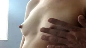 Petits seins sensibles aux caresses qui font jouir la fille