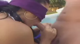 Pervers se tape une brune sur le bord de la piscine