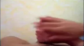 Super branlette grâce à des mains expertes qui vident les couilles
