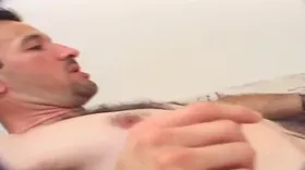 Pour combler sa femme ce mec fait appel à un de ses potes