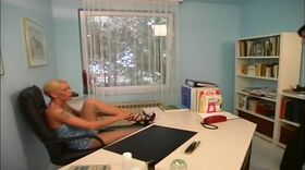 Elle adore se faire lécher la chatte à travers ses collants