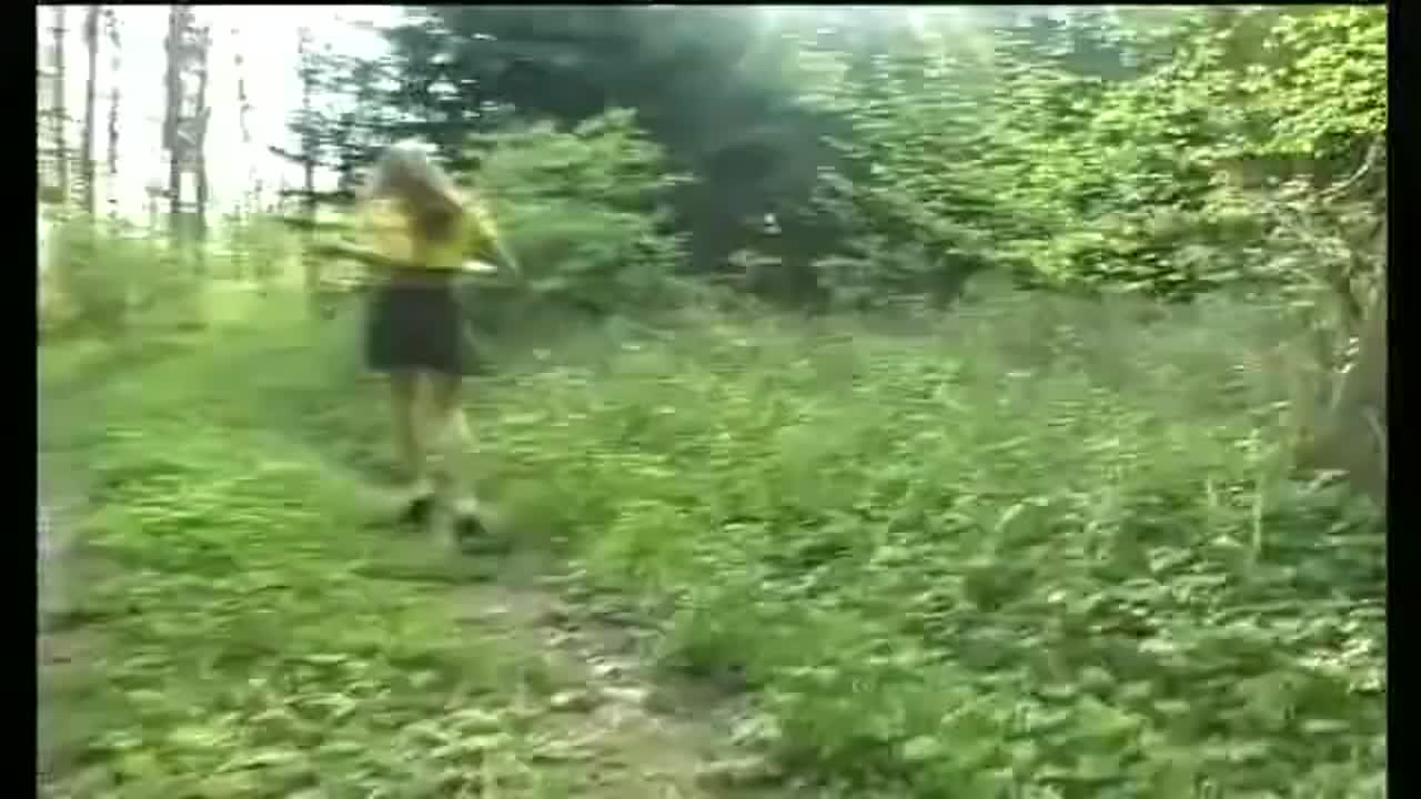Jeune fille se masturbe dans la forêt image