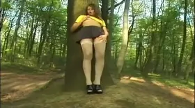 Jeune fille se masturbe dans la forêt