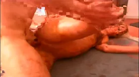 Badigeonne sa blonde de chocolat et lui demande de faire des saloperies