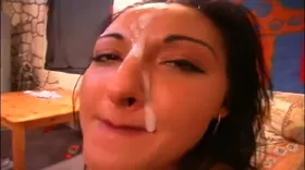 Bonasses volontaires pour du sperme sur le visage