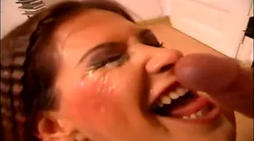 Des filles se déhanchent pour du foutre