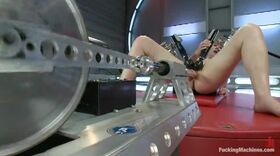 Les fucking machines font jouir cette coquine