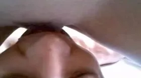Elle lui donne sa chatte à bouffer