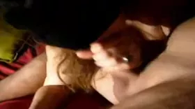 Suceuse aux yeux bandés et la bite rasée de son mec