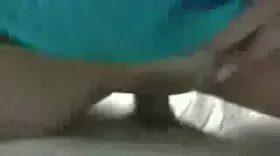 Sa chatte trempée s'empale sur la bite jusqu'à la jouissance
