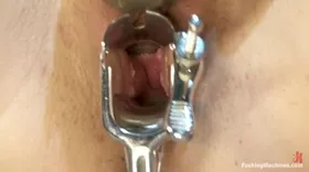 La nymphomane prend son pied avec des fucking machines