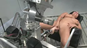 Nymphomane en manque prend son pied avec une fucking machine