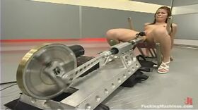 La fucking machine accompagnée de ventouses procurent du plaisir