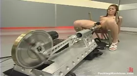 La fucking machine accompagnée de ventouses procurent du plaisir