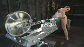 La garce connaît l'extase grâce à la fucking machine