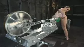 La garce connaît l'extase grâce à la fucking machine