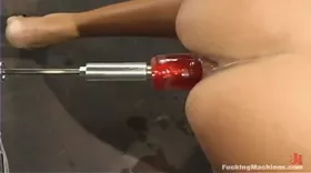 La jeune cochonne découvre des machines bizarres